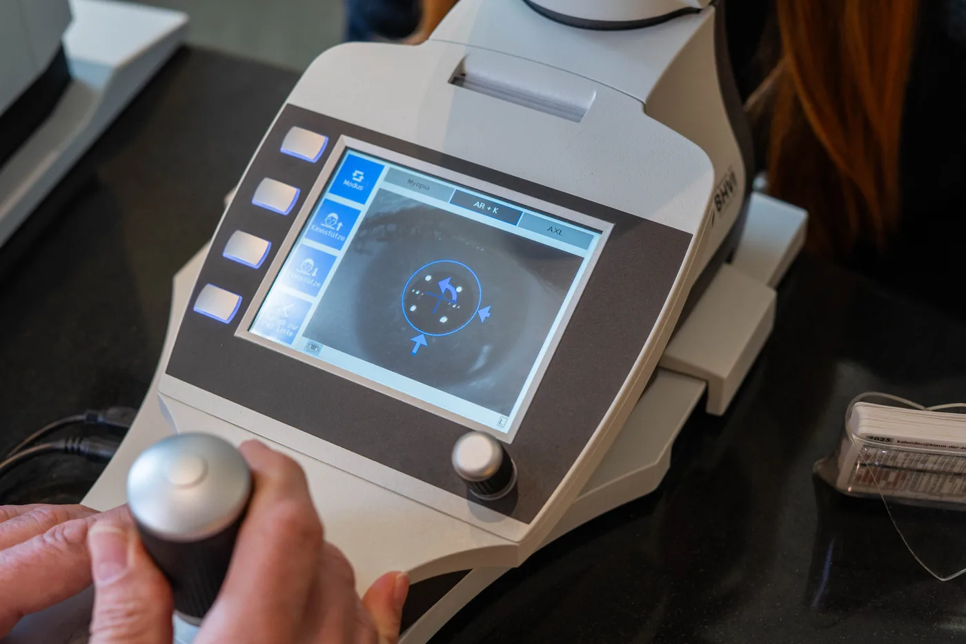 Bedienung des optometrischen Messgeräts in Bremen