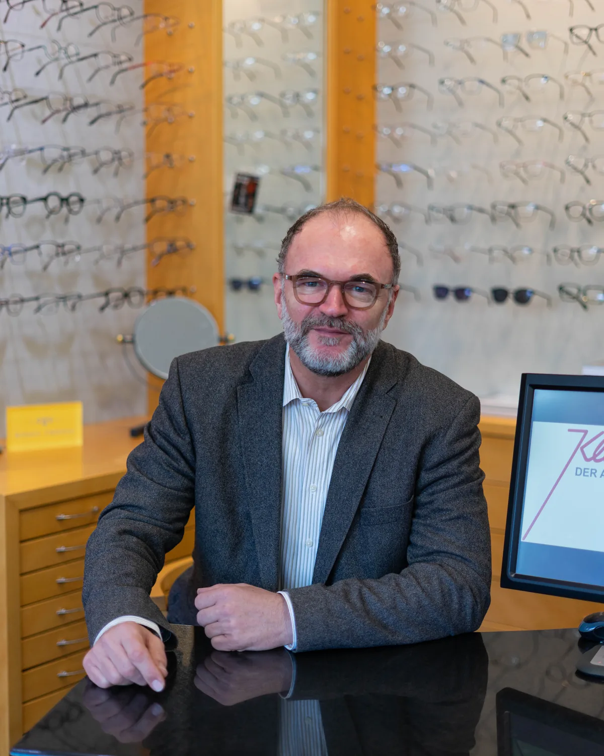 Augenoptikermeister Stefan Kaiser berät zur Brille bei Klann der Augenoptiker in Bremen